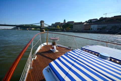 Budapest: Private Danube Yacht Cruise with Welcome Drink 120 Minute Private Cruise with champagne