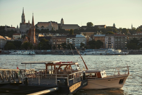 Budapest: Crucero privado en yate por el Danubio con copa de bienvenidaCrucero privado de 120 minutos con champán