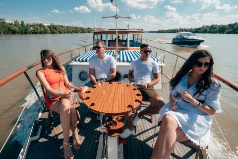 Budapest: Crucero privado en yate por el Danubio con copa de bienvenidaCrucero privado de 120 minutos con champán
