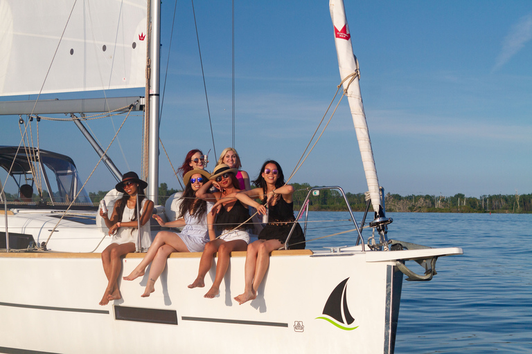 Toronto: Sailing Yacht Cruise of Toronto Harbor and Islands Shared 2-hour Day or Sunset Sailing Cruise