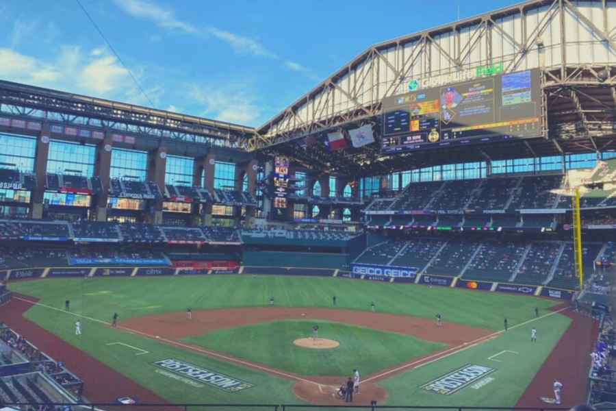 Dallas: Baseballspiel der Texas Rangers im Globe Life Field. Foto: GetYourGuide