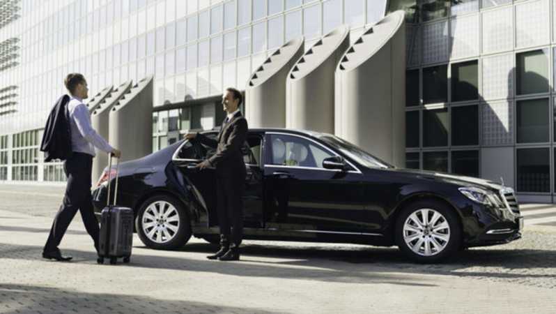 Charles de Gaulle Airport: Private Transfer to/from Paris