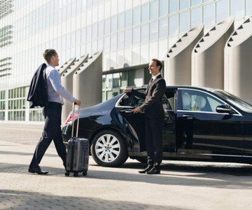 Charles de Gaulle Airport: Private Transfer to/from Paris