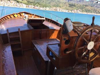 Taormina: Boat Tour to Taormina & Giardini Naxos with Drink