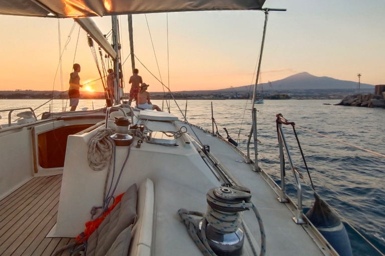 Escursione in barca Stupenda navigazione al tramonto con aperitivo e tuffi
