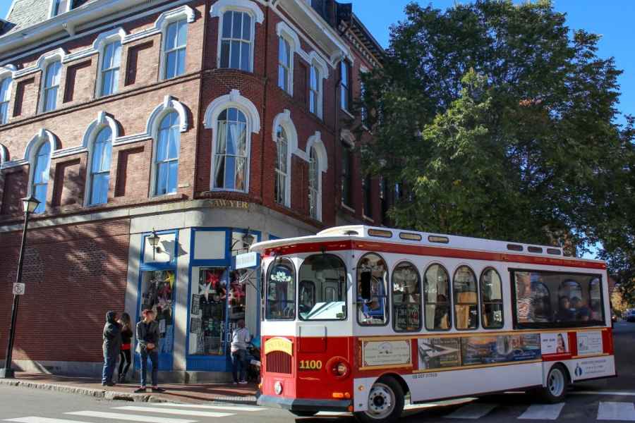 Portland, Maine: Sightseeing Trolley Tour mit einem Guide. Foto: GetYourGuide