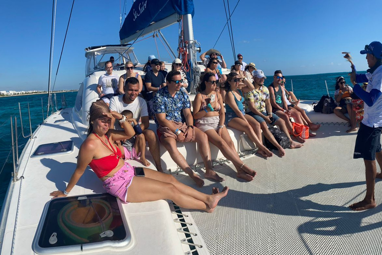 Isla Mujeres : Catamaran avec plongée en apnée, Open Bar et transfertVisite avec bar à volonté et transferts à l'hôtel