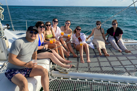 Isla Mujeres: Catamaran met snorkel, open bar en transferRondleiding met open bar en hoteltransfers