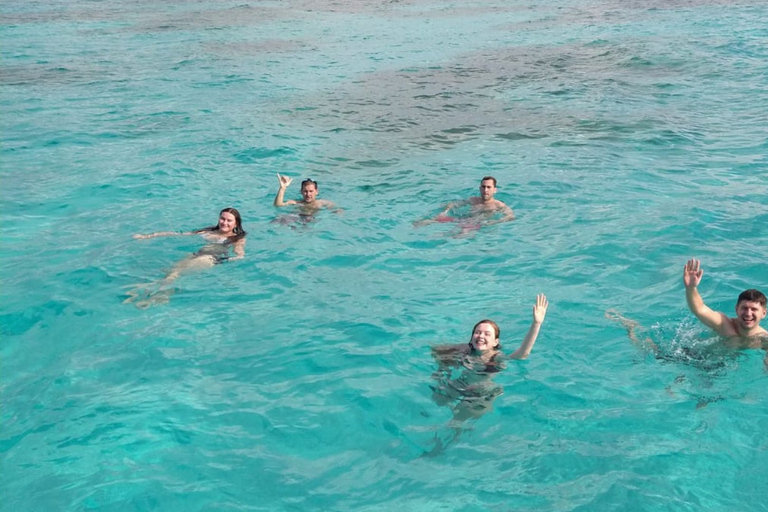 Isla Mujeres : Catamaran avec plongée en apnée, Open Bar et transfertVisite avec bar à volonté et transferts à l'hôtel