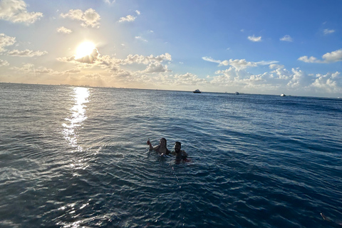 Isla Mujeres : Catamaran avec plongée en apnée, Open Bar et transfertVisite avec bar à volonté et lieu de rendez-vous