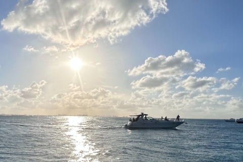 Isla Mujeres: Catamaran with Snorkel, Open Bar, and Transfer Tour with Open Bar and Hotel Transfers