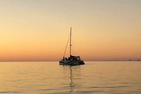 Vela com champanhe ao pôr do sol em Hervey BayBaía de Hervey: Veleiro ao Pôr do Sol c/ Champanhe