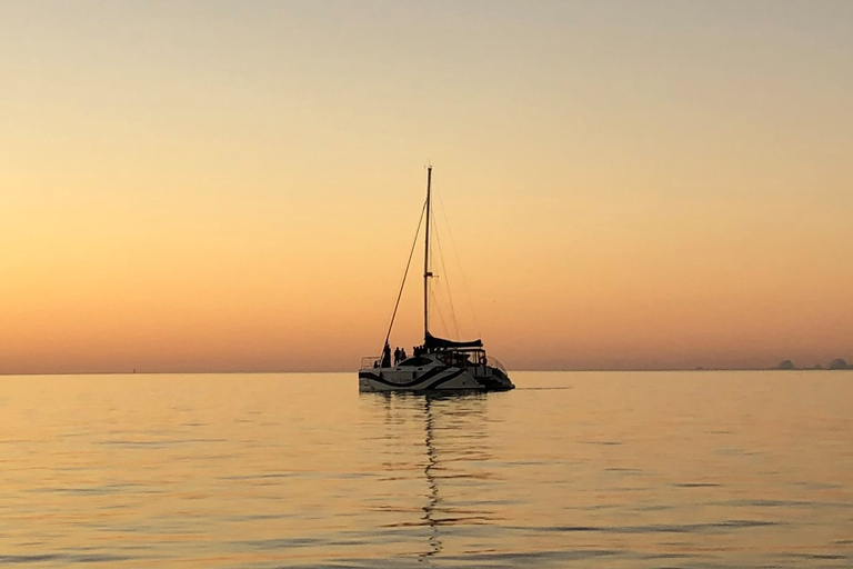 Vela com champanhe ao pôr do sol em Hervey BayBaía de Hervey: Veleiro ao Pôr do Sol c/ Champanhe