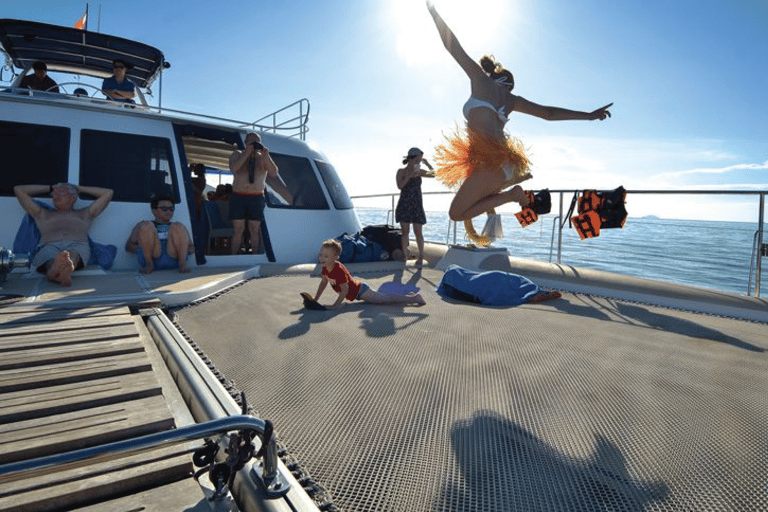 Pattaya: tour di 3 isole in catamarano con pranzo a buffet