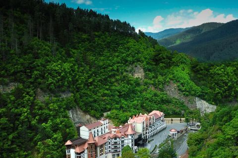 Da Tbilisi: visita guidata privata a Borjomi, grotte di Vardzia