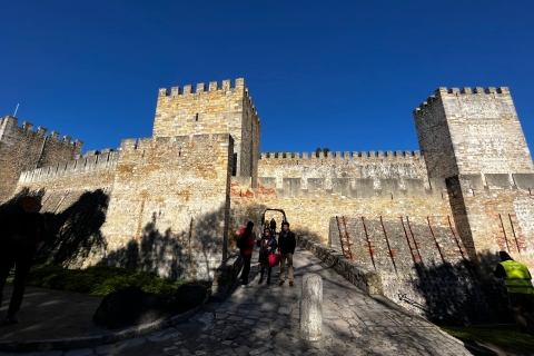 Lizbona: wycieczka z przewodnikiem po zamku św. Jerzego z biletem wstępuHiszpańska wycieczka