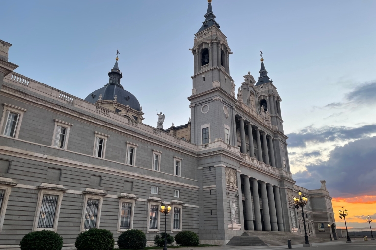 Madrid: Visita guiada al Museo del Prado y al Palacio RealMadrid esencial por la mañana en español