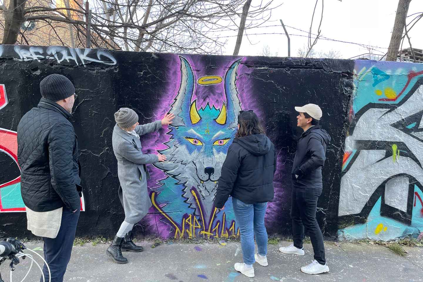 骑行探秘:涂鸦墙与和平之旅