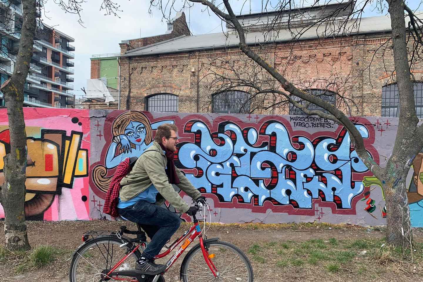 骑行探秘:涂鸦墙与和平之旅