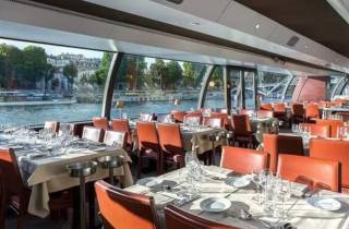 Paris: Champagner-Dinner-Kreuzfahrt auf der Seine mit Live-Musik