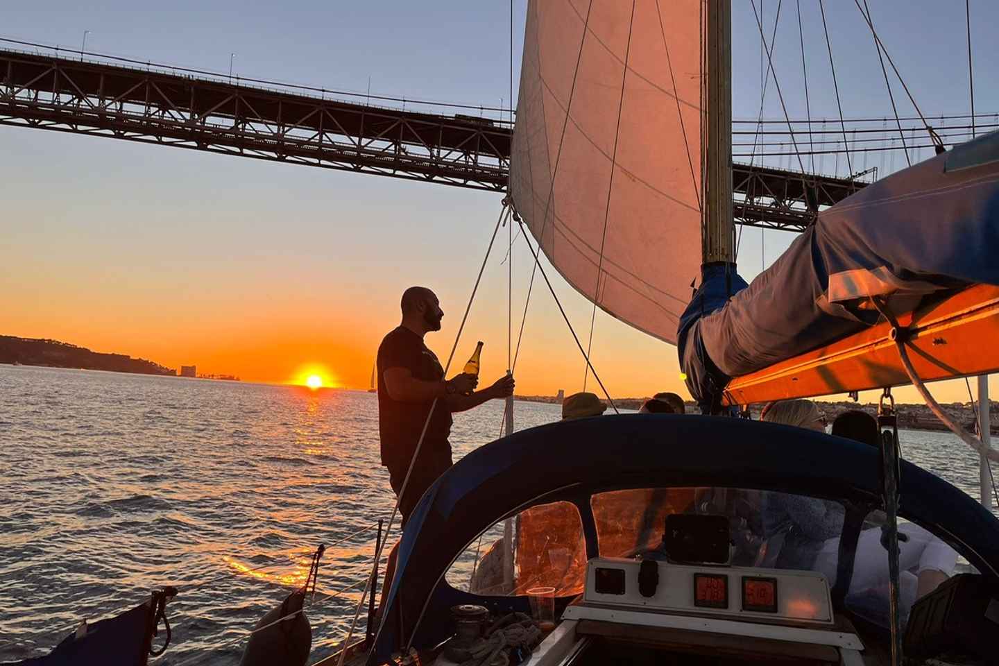 Lisbon: Sailboat Sunset Tour with a Drink - Lisbon: Sailboat Sunset Tour with a Drink