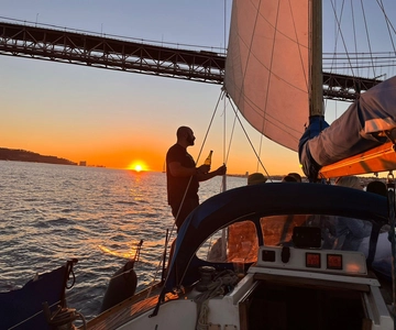 Lisbonne : Excursion en voilier au coucher du soleil avec une boisson