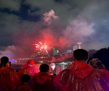 Niagara Falls Canada: Small Group Night Tour w/Boat & Dinner