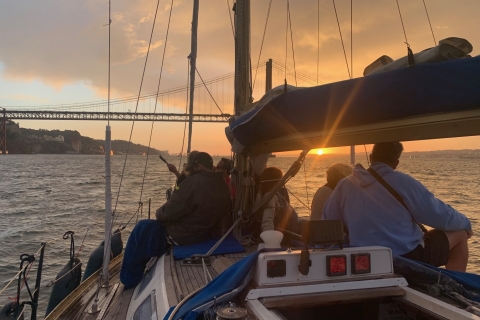 Mała grupowa wycieczka żaglówką o zachodzie słońca w Lizbonie z drinkiem