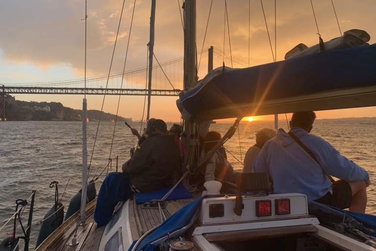 Mała grupowa wycieczka żaglówką o zachodzie słońca w Lizbonie z drinkiem