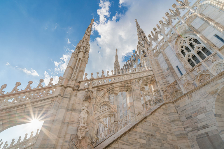 Milão: Visita guiada aos telhados do Duomo e à catedral com ingressosMilão: Visita guiada em inglês aos telhados do Duomo e à Catedral