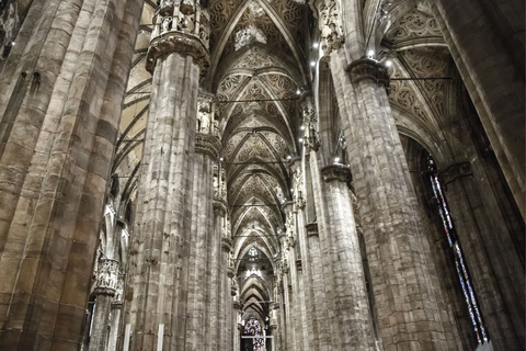 Milão: Visita guiada aos telhados do Duomo e à catedral com ingressosMilão: Visita guiada em inglês aos telhados do Duomo e à Catedral