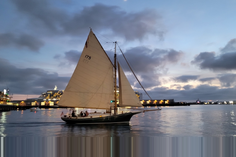 San Diego: Tagessegeln an Bord einer klassischen YachtGruppentour