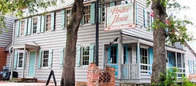 Visit Savannah Grave Encounters Ghost Tour with Cellar and Dinner in Savannah, Georgia