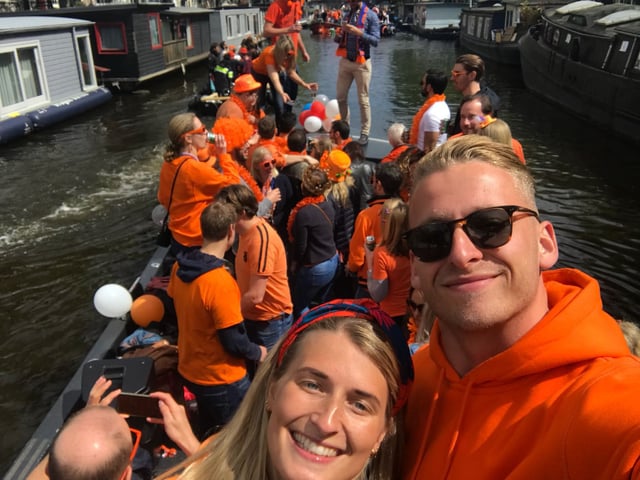 Amsterdam : Croisière pour la fête du roi avec open bar et musique