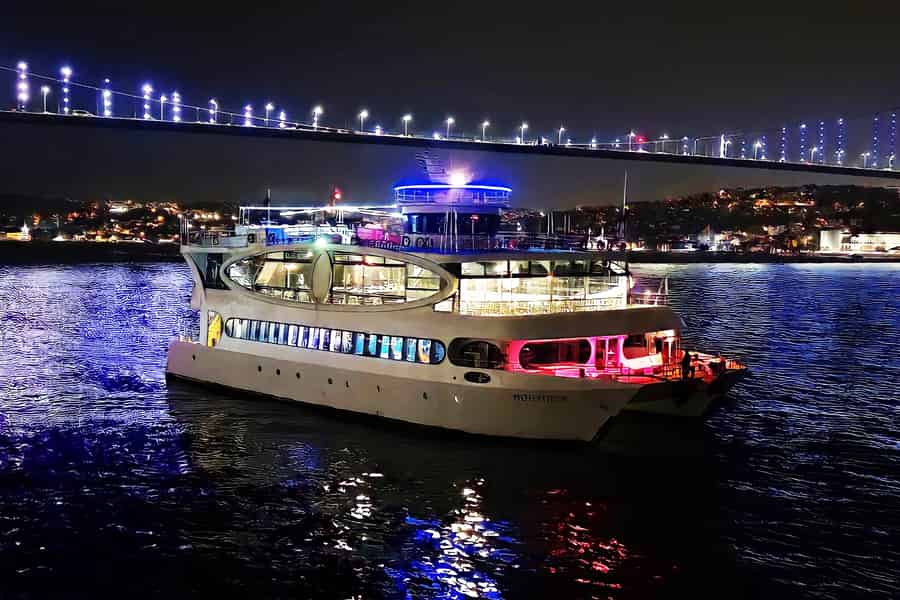 Istanbul: Katamarantour auf dem Bosporus mit Dinner-Show