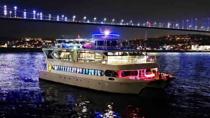 Estambul: crucero en catamarán de lujo por el Bósforo con cena