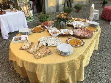 Modena: Balsamico-Mittagessen mit Essigkeller-Tour und Verkostung