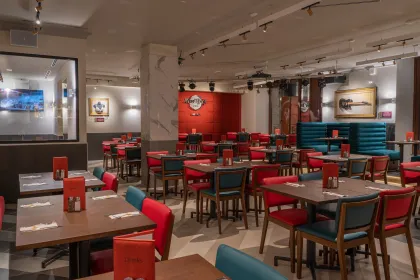 Mailand: Hard Rock Cafe mit Festmenü zum Mittag- oder Abendessen