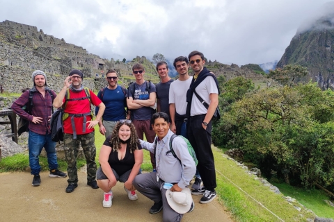De Cusco: voyage de nuit de 2 jours au Machu PicchuExcursion d'une journée au Machu Picchu avec billets de train aller-retour