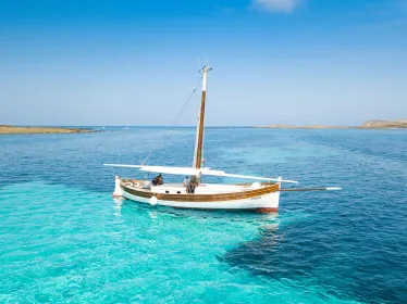 Von Stintino aus: Asinara Vintage Sailing Boat Tour mit Mittagessen