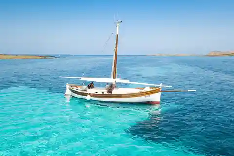 Da Stintino: Tour dell'Asinara in barca a vela d'epoca con pranzo