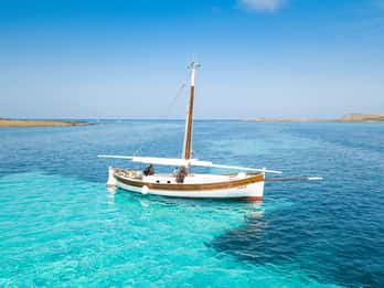From Stintino: Asinara Vintage Sailing Boat Tour with Lunch