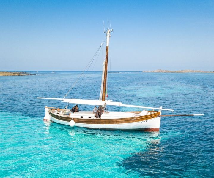 Da Stintino: giro in barca a vela d'epoca dell'Asinara con pranzo