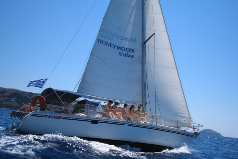 Santorin : Croisière privée en voilier avec repas et baignadeSantorin Oia : Croisière privée d'une journée en voilier