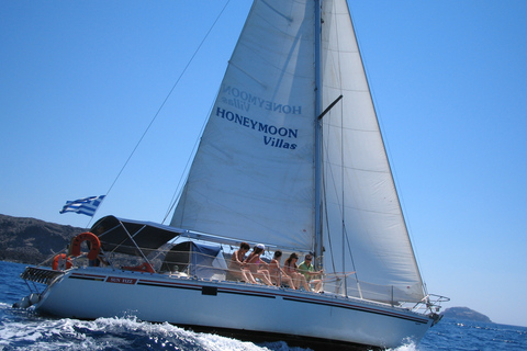 Santorin: Private Segelyacht-Kreuzfahrt mit Mahlzeit und SchwimmenGanztägige Segelyacht-Kreuzfahrt