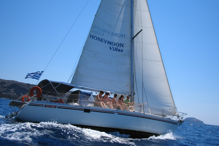 Santorin: Private Segelyacht-Kreuzfahrt mit Mahlzeit und SchwimmenGanztägige Segelyacht-Kreuzfahrt