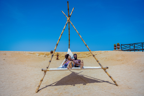 Hurghada: Tour di 3 isole con avvistamento di delfini e snorkelingTour di un giorno intero di gruppo