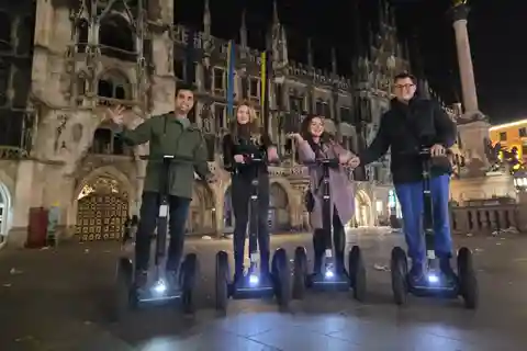Munich : Visite guidée de nuit des hauts lieux de la ville en Segway