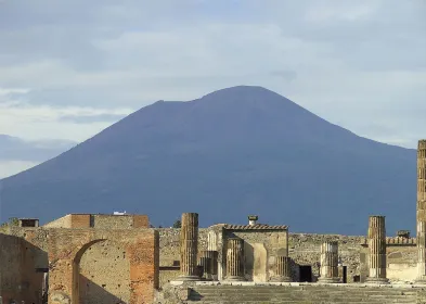 Neapel: Einwegfahrt von/nach Amalfiküste mit Halt in Pompeji