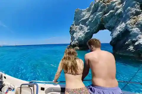 Skiathos: tour privato in motoscafo della spiaggia e delle grotte di Lalaria